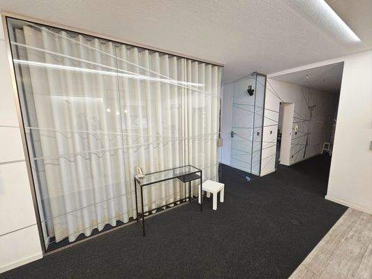 EG Glastrennwand mit Vorhang