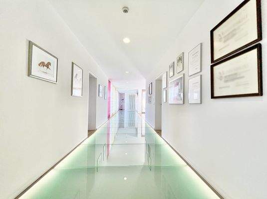 Flur im Obergeschoss mit indirekt beleuchtetem Glasboden