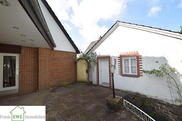 Terrasse, Einfamilienhaus mit Garage zum Kauf in Düsseldorf Urdenbach, Frank Ewe Immobilienmakler Düsseldorf