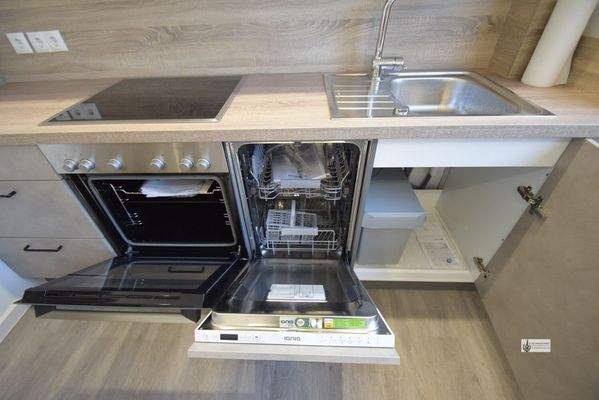 Backofen, Geschirrspüler und Spüle sind neuwertig