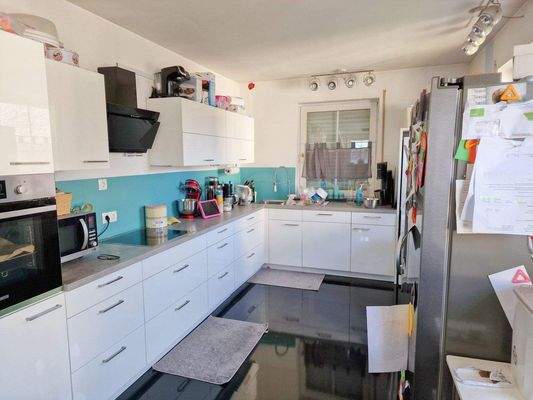 Küche mit moderner Einbauküche