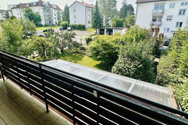 Loggia im Obergeschoss mit Blick in den Vorgarten