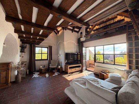 Lichtdurchflutetes Wohnzimmer mit Balkon