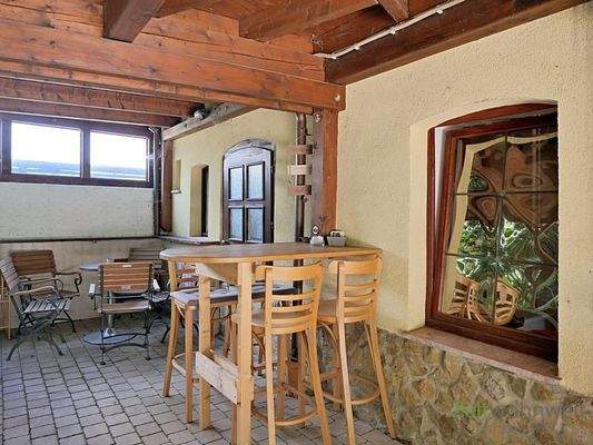 überdachter Eingangsbereich