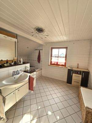 Badezimmer Dachgeschoss 3 Ansicht.jpg