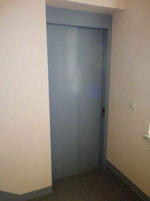 Fahrstuhl auf halber Treppe