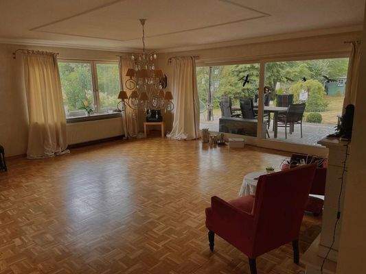 Wohnzimmer mit Blick auf die Terrasse