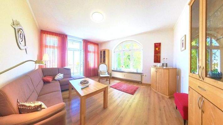 Wohnzimmer, Zugang zum Balkon mit Meerblick