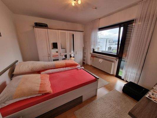 Helles Schlafzimmer mit Fenster