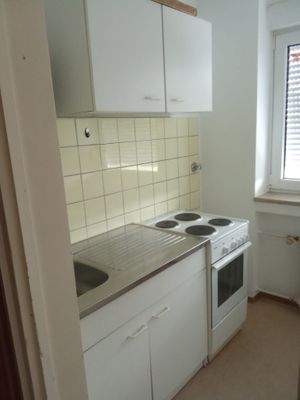 Kompakte Küche mit Fenster