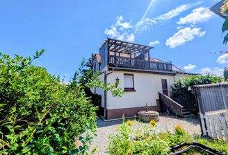 Wohnhausansicht mit Dachterrasse
