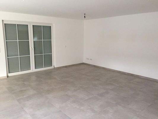 Wohnzimmer mit Balkonzugang