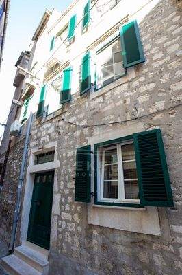 g] Historisches Steinhaus im Herzen & Meernähe von Šibenik 