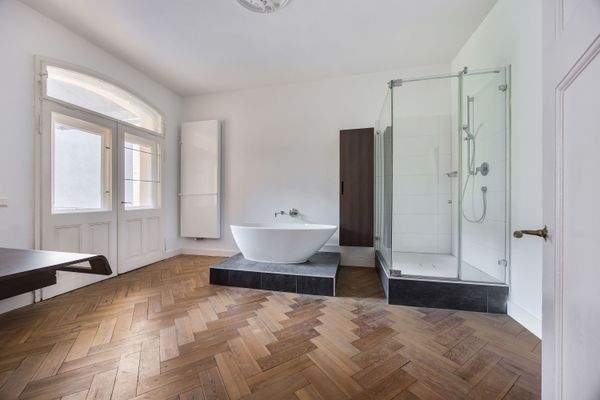 Helles Badezimmer mit Zugang zum Balkon