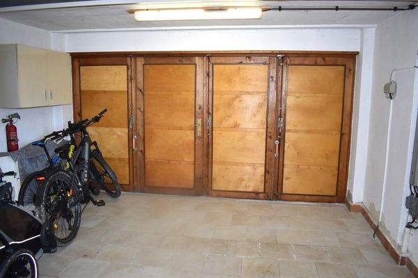 Garage im Seitenflügel