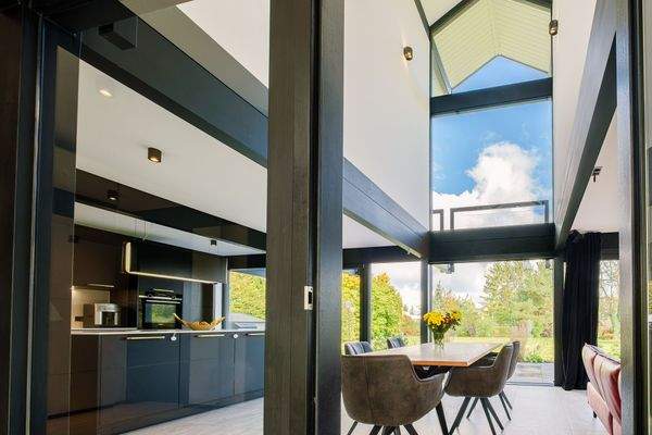 Eingang zum Wohn-/Essbereich mit offener Küche