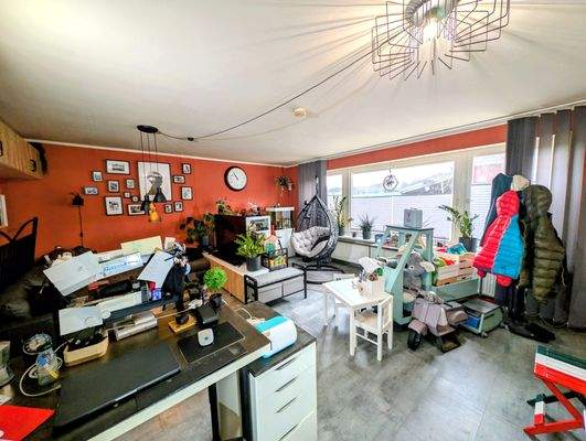 Helles Wohnzimmer mit großzügiger Fensterfront (EG