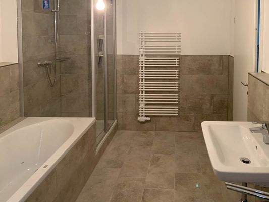 Bad mit Dusche und Wanne