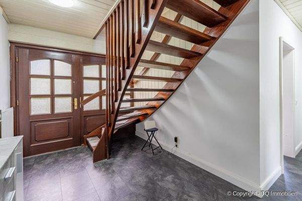 Flur mit Treppe zum DG