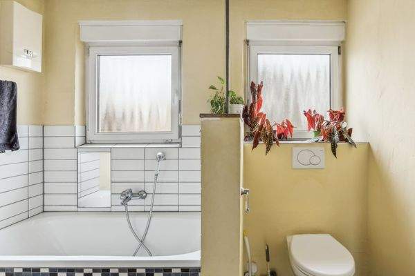 Tageslichtbad mit Badewanne