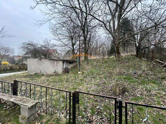 Blick auf Grundstück mit G...