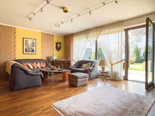 Wohnzimmer mit gr. Fensterfront