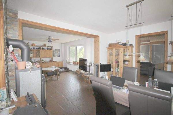 Offener Wohn- und Essbereich mit Zugang zum Wintergarten