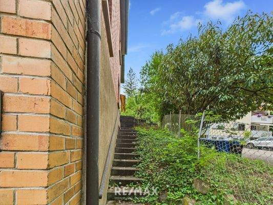 Seitlicher Zugang zum Altbau