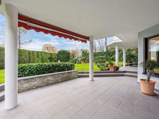 Überdachter Terrassenbereich mit direkten Gartenzugang