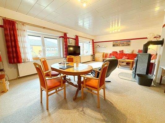 Geräumiges Wohnzimmer mit Kaminofen