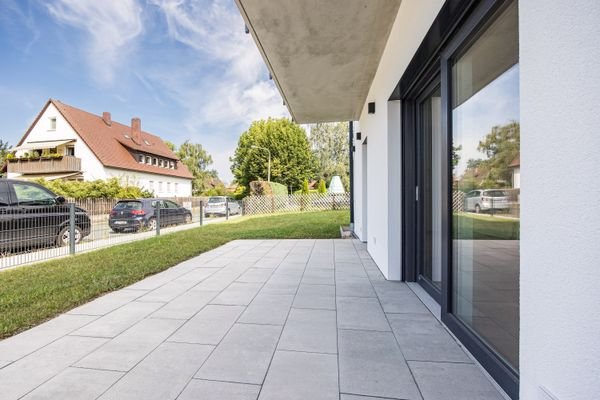 Terrasse in Westausrichtung mit großzügigem Gartenanteil