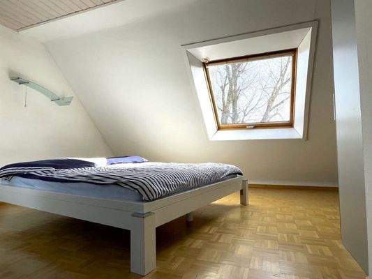 Schlaf-/Arbeitszimmer mit Ausziehtreppe zum Speich