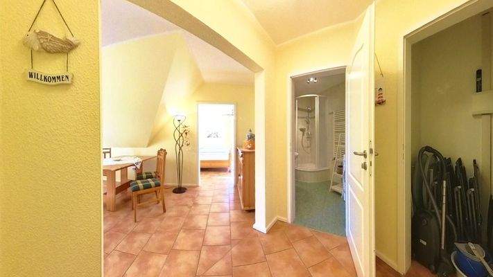 Diele mit Zugang zum Wohnbereich, Duschbad und Abstellraum