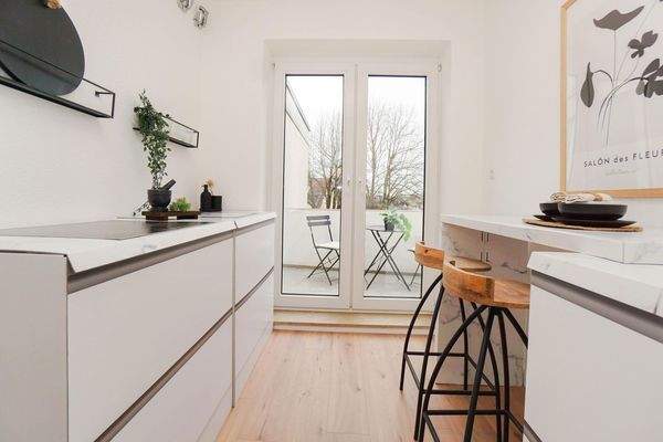 Küche mit Balkonzugang