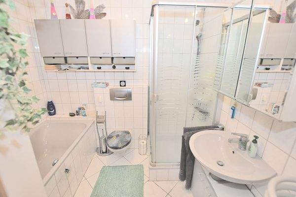 Ein Bad mit Wanne und Dusche bietet das Erdgeschoss auch, ebenso ein Gäste-WC