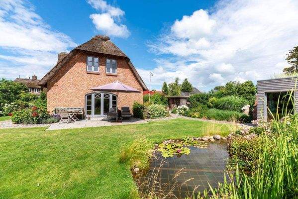 Südansicht mit Gartenteich und Sauna