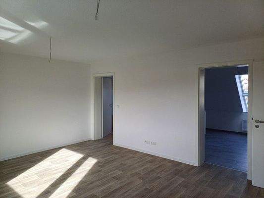 Wohnzimmer mit Zugang Küche/ Bad