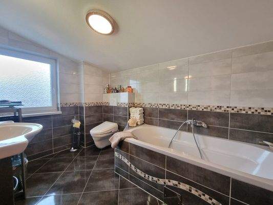 OG: Badezimmer mit Badewanne