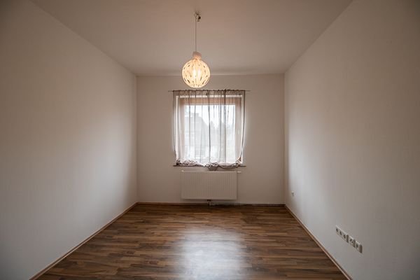 Erdgeschoss: Zimmer 1, das in Zimmer 2 übergeht