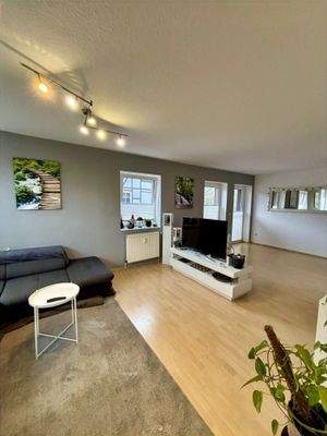 Wohn- /Esszimmer mit Zugang zum kleinen Balkon an der Ostseite des Hauses