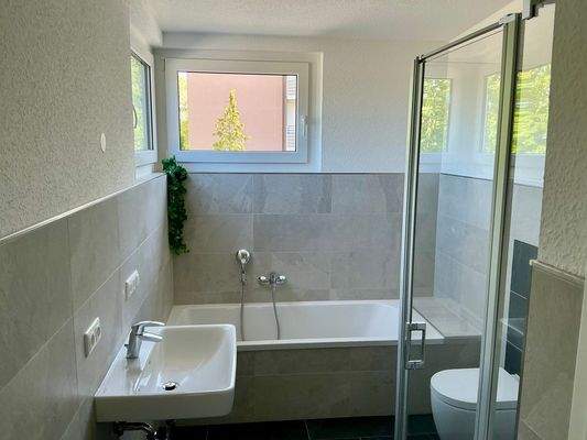 Bad mit Dusche Wanne