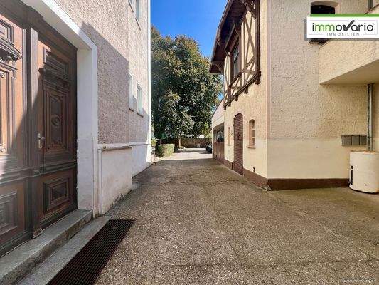 Einfahrt und Hauseingang