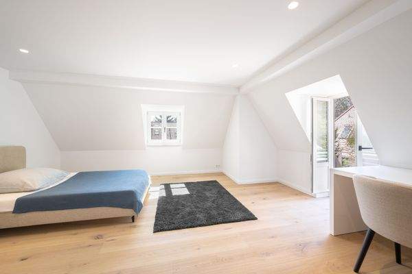 Lichterfülltes Schlafzimmer mit Zugang zur Dachterrasse