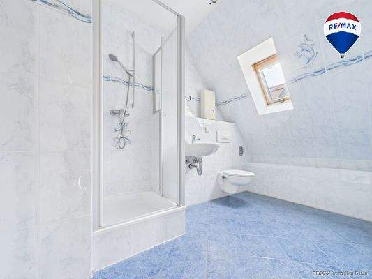 REMAX Immobilien DeLux Wohn-Geschäftshaus Badezimmer Ottweiler Mark Borowicz