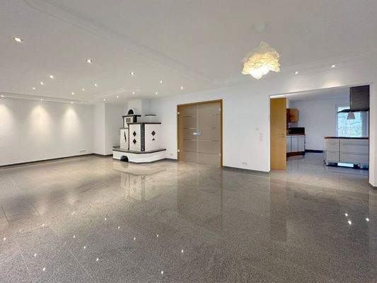 Offener Wohn- und Essbereich mit Gartenzugang