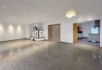 Offener Wohn- und Essbereich mit Gartenzugang