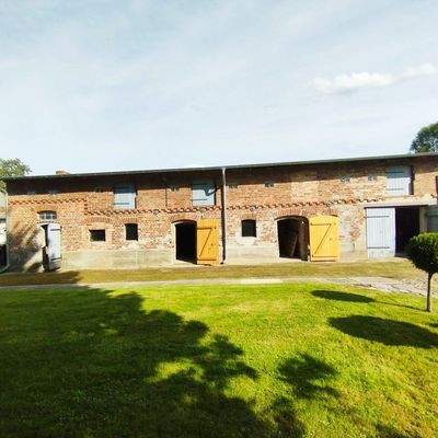 Wirtschaftsgebäude mit Hof