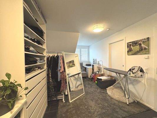 OG Schlafzimmer (aktuell als Ankleide und Büro genutzt