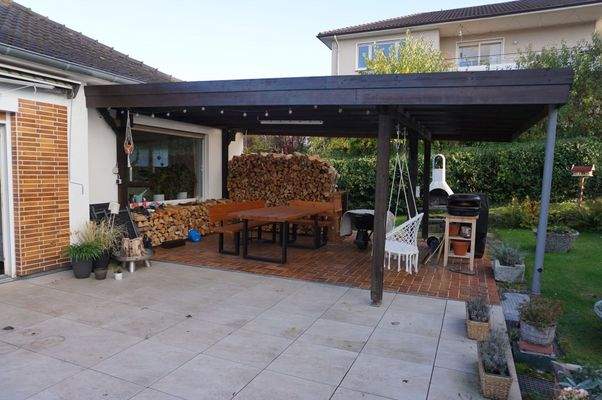 Überdachte Terrasse EG