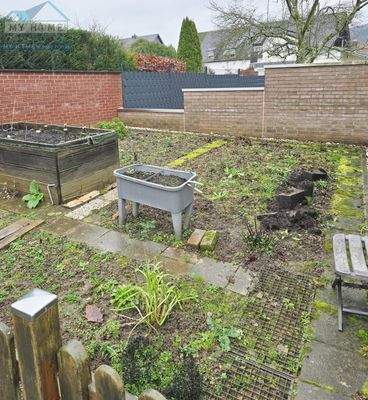  Nutzgarten hinter Garagenanbau
